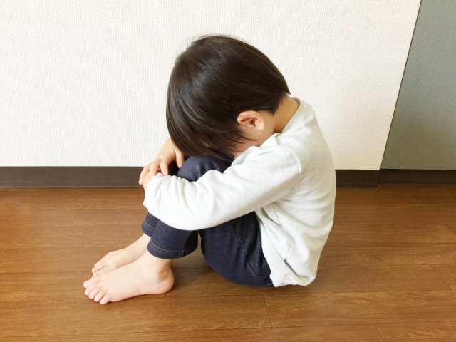 口内炎で泣く子供