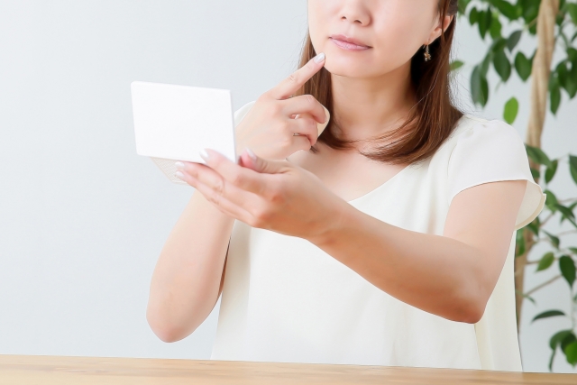 ほうれい線が気になる女性